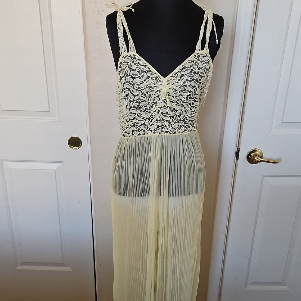 Night Gown Michelene Light Yellow Lace Nylon Fabric SZ 36